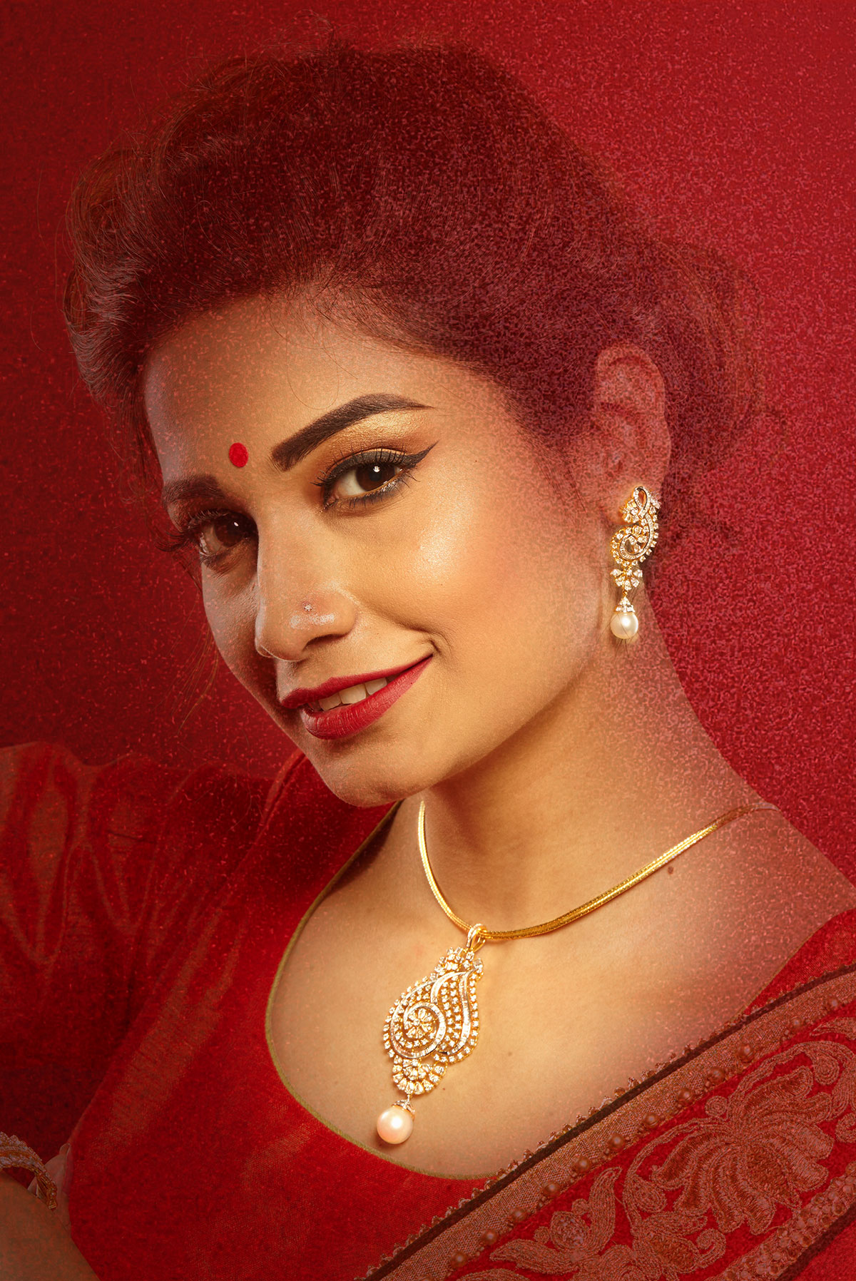 Tempting diamond studded pendant with dazzling earrings is a perfect match for your classy
look.